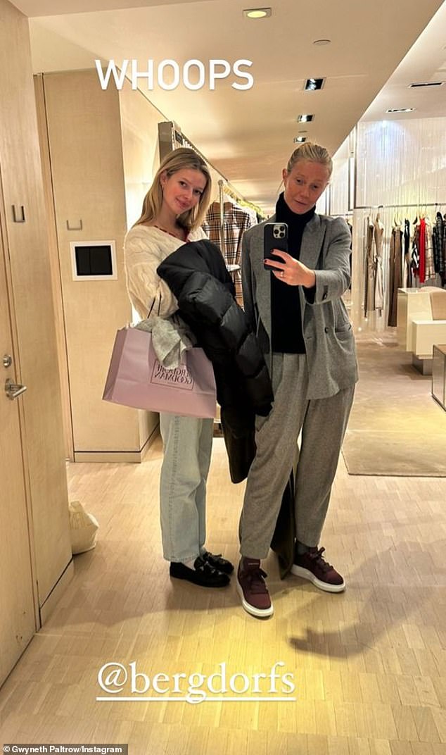 Poniéndose al día: Gwyneth y Apple se reunieron durante el fin de semana de Acción de Gracias en Nueva York. Las damas se adaptan a las compras con una visita a Bergdorf Goodman