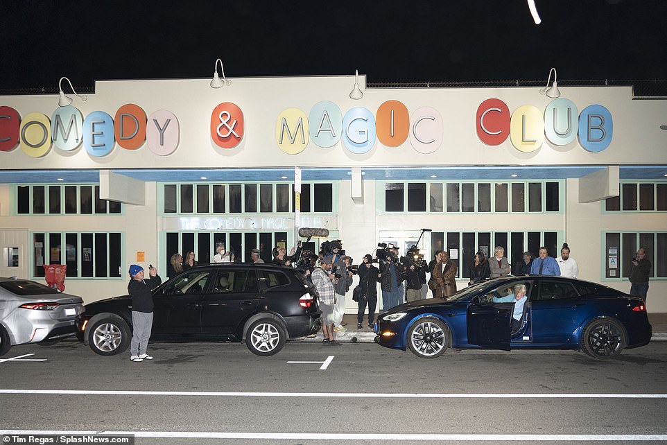 Regreso: un grupo de medios y fanáticos se reunieron afuera del club cuando se detuvo
