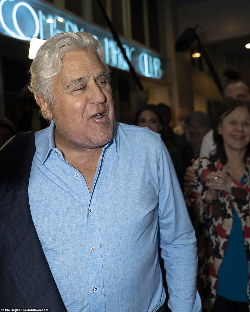 Filmación: la gente tomó foto tras foto mientras el comediante caminaba frente al club.