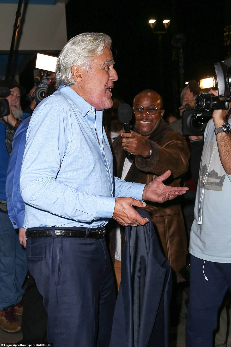 Hilarante: Leno no esperó hasta entrar al club para empezar a hacer algunas bromas con la multitud