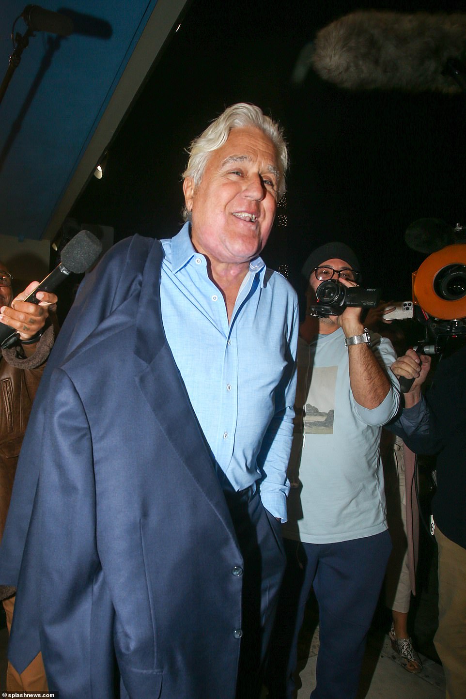 Resplandeciente: el legendario cómico sonrió cuando se reunió con los medios y los aficionados fuera del club.