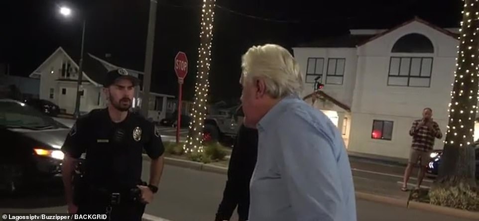 Después: se filmó a la estrella consultando con la policía para ver si había 'golpeado el neumático' y los oficiales dijeron que no era gran cosa, sin daños a los autos.