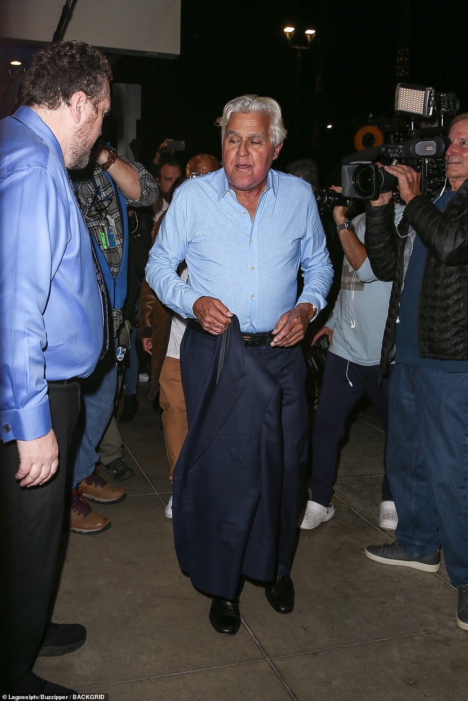 Acompañado: Len fue recibido por el dueño del club antes de entrar a realizar su actuación.