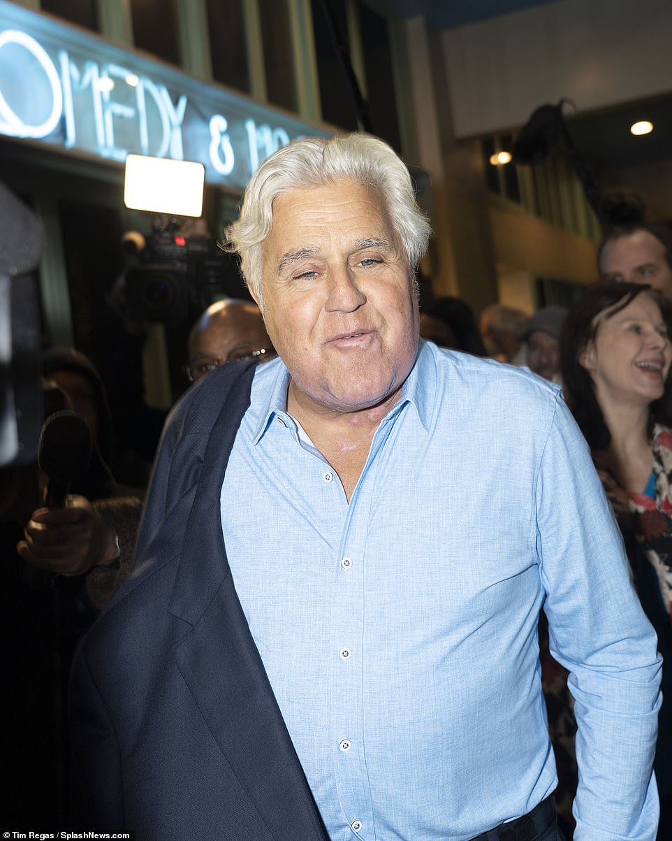 Luciendo bien: Leno habló con los fanáticos y los medios antes de ingresar con su esposa y el dueño del club