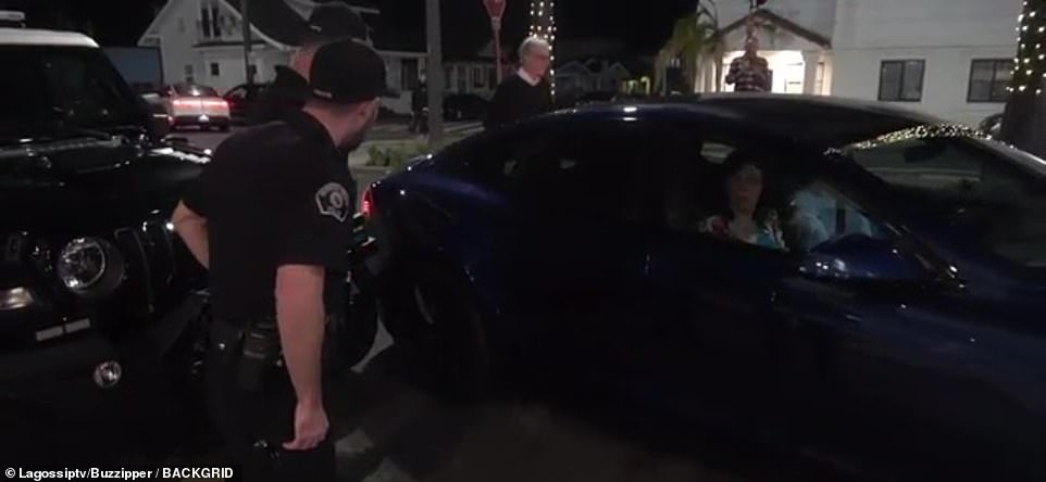 Dios mío: el comediante, de 72 años, conducía hacia The Comedy & Magic Club en Hermosa Beach, California, con su esposa Mavis para su actuación nocturna habitual cuando la rueda trasera derecha de su Tesla chocó con un coche de policía frente a una multitud de espectadores